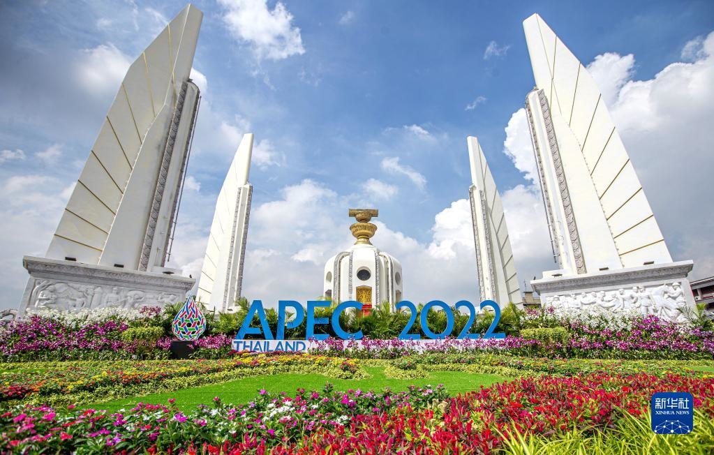 這是2022年11月16日在泰國首都曼谷街頭拍攝的2022年亞太經(jīng)合組織會議標(biāo)識。新華社記者 王騰 攝