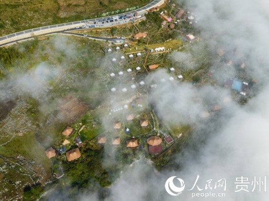 航拍掩映在晨間薄霧中的“花都里·化屋野奢度假營地“。人民網(wǎng) 陽茜攝