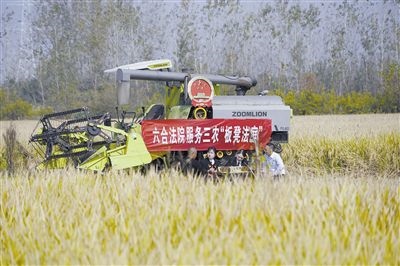  圖②：干警就地解紛場景。
