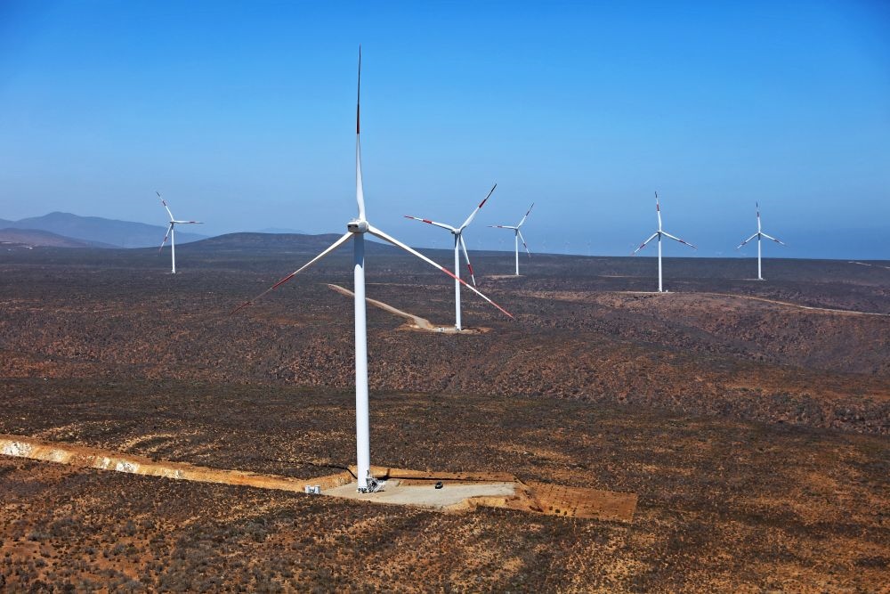 這是2023年2月14日拍攝的位于智利中部沿海的蓬塔謝拉風(fēng)電場(chǎng)。蓬塔謝拉風(fēng)電場(chǎng)是中國(guó)在智利投資建設(shè)的首個(gè)風(fēng)電場(chǎng)，2018年正式投產(chǎn)發(fā)電，可滿足13萬(wàn)戶家庭的用電需求，同時(shí)每年還能減少15.7萬(wàn)噸碳排放。