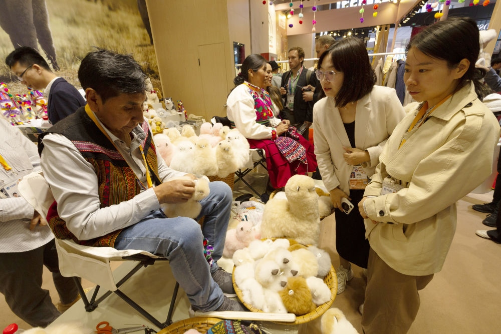 2023年11月7日，秘魯羊駝毛制品手藝人馬馬尼大叔在中國(guó)上海舉辦的第六屆進(jìn)博會(huì)上展示羊駝玩偶制作工藝。秘魯特色羊駝毛制品連續(xù)六屆在進(jìn)博會(huì)上亮相，收獲大量訂單。進(jìn)博會(huì)大舞臺(tái)讓秘魯傳統(tǒng)手藝人有了更廣闊的發(fā)展空間。