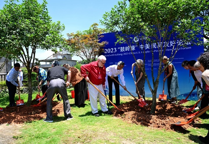2023年6月28日，出席“鼓嶺之友”座談會的中美各界人士在鼓嶺共同植樹留念。
