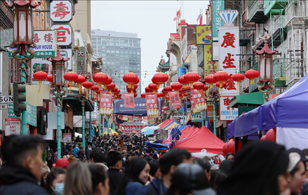 2023年1月15日，人們?cè)诿绹?guó)舊金山唐人街的迎春街會(huì)上游覽、購(gòu)物。當(dāng)日，為期兩天的迎春街會(huì)在美國(guó)舊金山唐人街閉幕，活動(dòng)吸引了大批市民和游客。新華社發(fā)