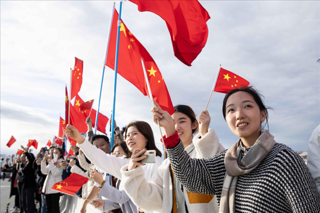△當(dāng)?shù)貢r間11月14日，華僑華人和中國留學(xué)生代表在沿途街道，熱烈歡迎習(xí)近平主席到訪。