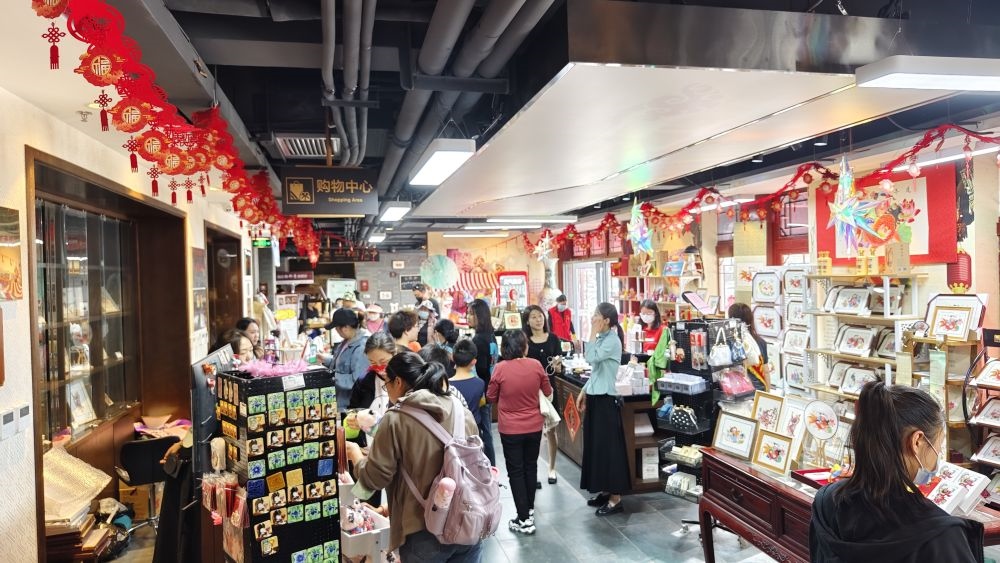 游客在天津市西青區(qū)楊柳青民俗文化館游覽。（新華社記者宋瑞 攝）