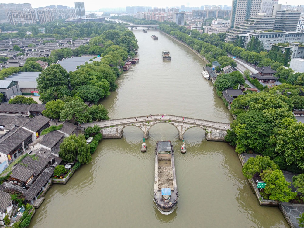 2022年5月27日，貨船通過京杭大運(yùn)河杭州段拱宸橋。（新華社記者江漢 攝）