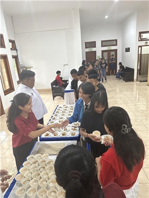 學(xué)生們品嘗中華美食湯圓和燒賣。主辦方供圖