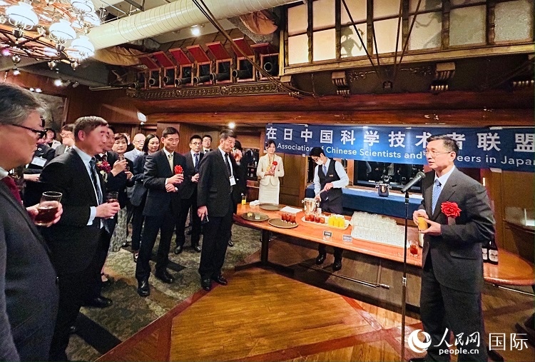 中國駐日本大使館教育處公使銜參贊杜柯偉在紀念酒會上致祝酒詞。人民網(wǎng) 許可攝