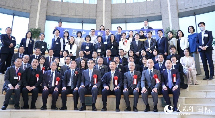 到場嘉賓與中國駐日本大使吳江浩合影留念。人民網(wǎng) 許可攝