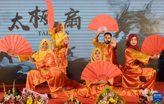11月22日，在孟加拉國(guó)達(dá)卡，學(xué)生在孔子課堂揭牌儀式上表演。新華社發(fā)（薩利姆攝）