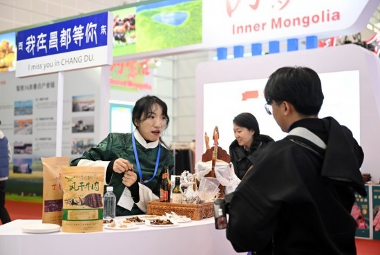 11月23日，參展商和參觀者在國家會(huì)展中心（天津）國內(nèi)省市合作交流展區(qū)交流。新華社記者 趙子碩 攝