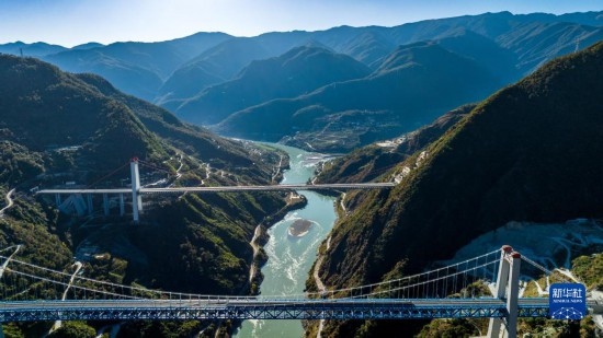 11月25日拍攝的麗香鐵路金沙江特大橋（前），遠(yuǎn)處是麗香高速特大橋（無人機(jī)照片）。