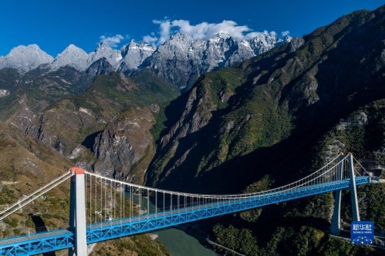 11月25日拍攝的麗香鐵路金沙江特大橋（無人機(jī)照片）。