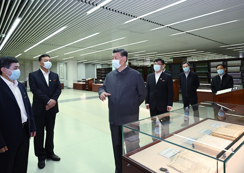 2022年4月25日，習(xí)近平來(lái)到中國(guó)人民大學(xué)考察調(diào)研。這是他在圖書(shū)館考察。