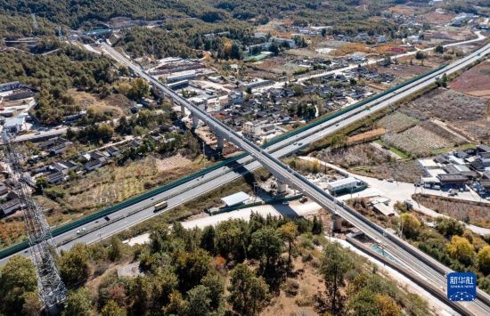 11月25日在麗江市境內(nèi)拍攝的即將開通的麗香鐵路（無人機(jī)照片）。