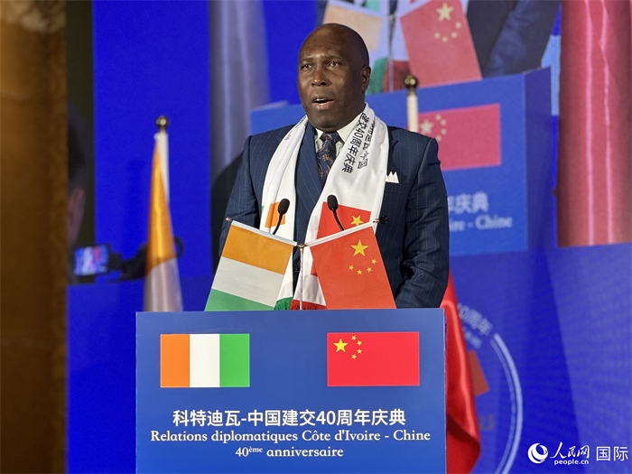 科特迪瓦駐華大使多索·阿達(dá)馬在招待會(huì)上致辭。人民網(wǎng) 謝瑩攝