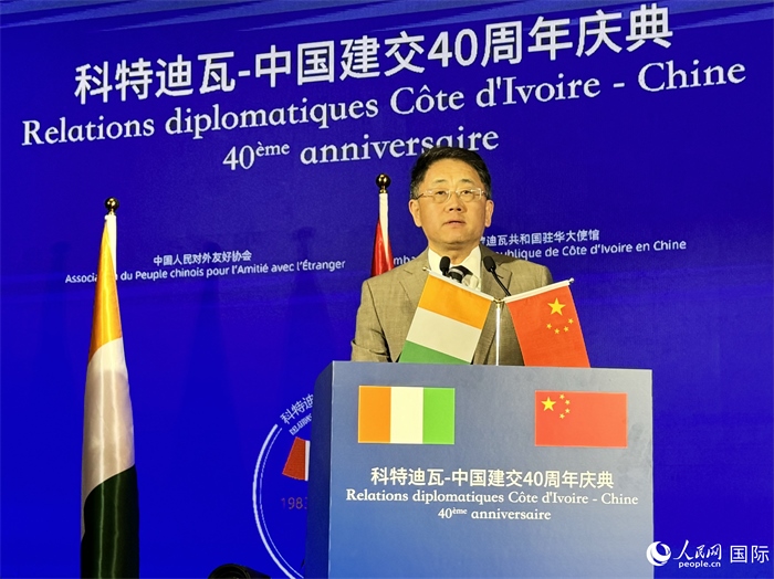 中國(guó)人民對(duì)外友好協(xié)會(huì)副會(huì)長(zhǎng)姜江在招待會(huì)上致辭。人民網(wǎng) 謝瑩攝