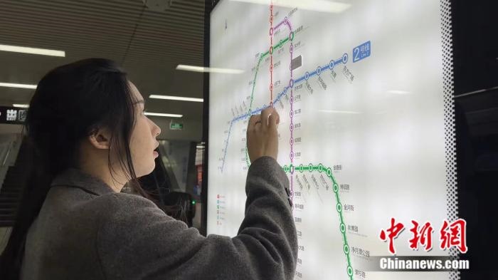 李佳夢(mèng)正在坐地鐵。呂盛楠 攝