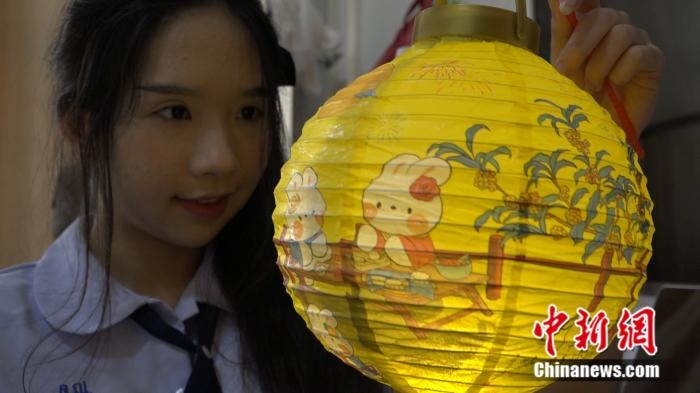 李佳夢(mèng)正在做兔子花燈。呂盛楠 攝