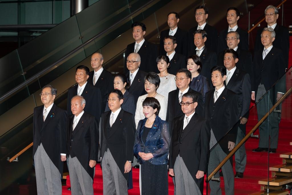 9月13日，日本首相岸田文雄（前排中）在東京的首相官邸率閣僚合影。新華社記者張笑宇攝