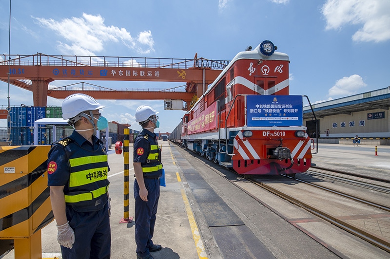 2022年6月29日，浙江金華，中老鐵路國際貨運(yùn)列車浙江號“鐵路快通”首趟專列經(jīng)海關(guān)監(jiān)管后，從金華南站鳴笛啟程，經(jīng)磨憨口岸駛向老撾萬象。