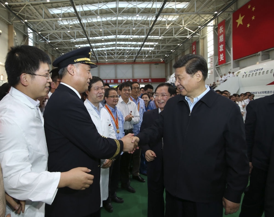 2014年5月23日，習(xí)近平在上海考察調(diào)研期間，在中國商飛設(shè)計(jì)研發(fā)中心綜合試驗(yàn)大廳與試飛工程師、科研人員親切握手。