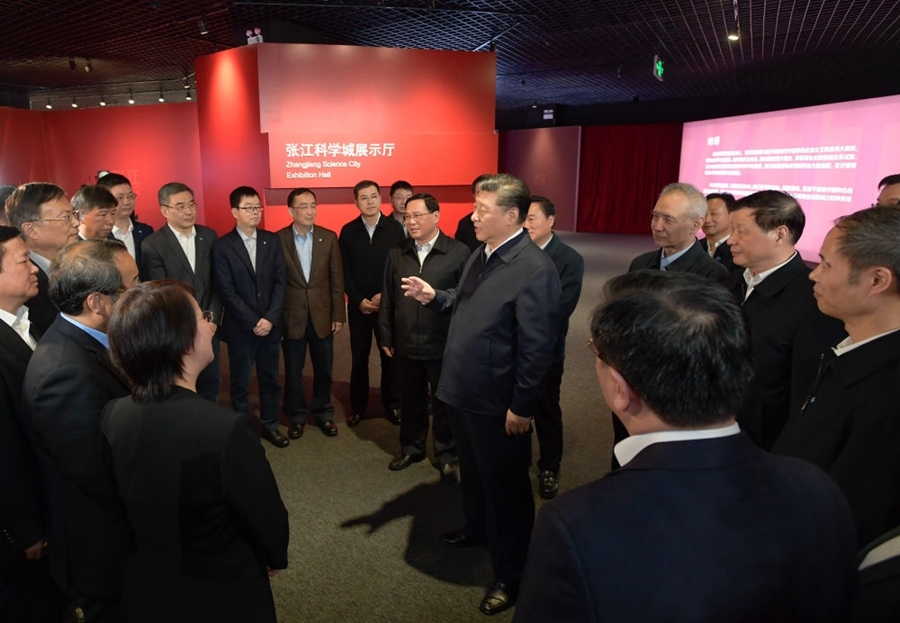 2018年11月6日，習(xí)近平在上海張江科學(xué)城展示廳考察時(shí)，同在場的科技工作者親切交談。