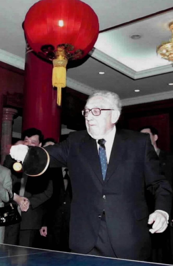 2001年3月18日，基辛格在中國人民對外友好協(xié)會紀(jì)念中美“乒乓外交”30周年的招待會開始前揮拍助興。新華社發(fā)