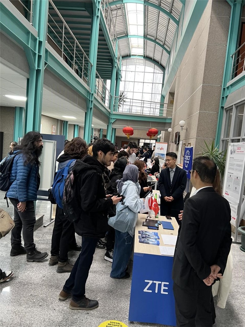 土耳其大學(xué)生在中企展臺交流。主辦方供圖