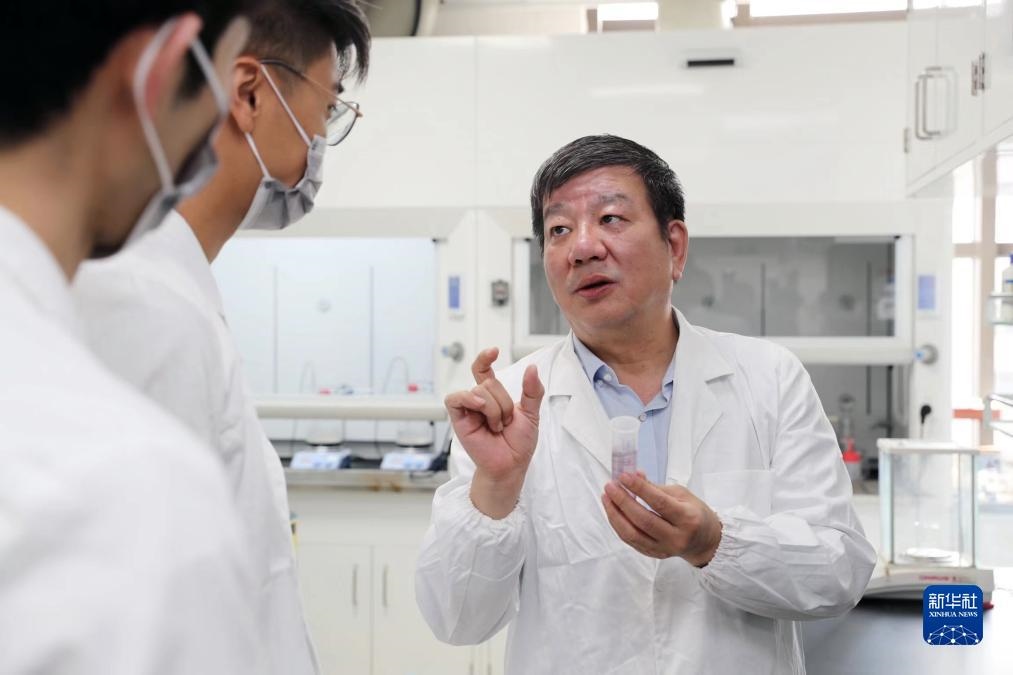 中國科學院院士、國家自然科學獎一等獎得主趙東元在復旦大學實驗室里指導學生（2023年9月2日攝）。新華社記者 劉穎 攝