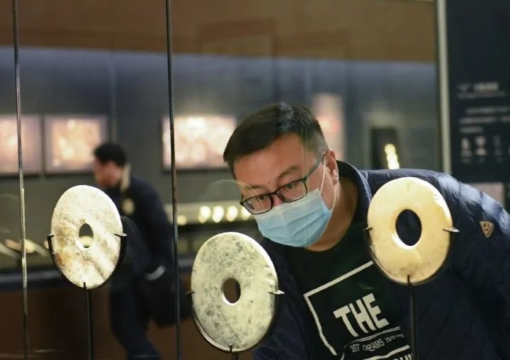 游客在良渚博物院觀看玉璧。新華社記者 翁忻旸 攝