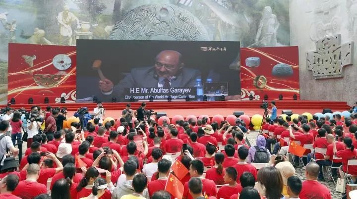2019年7月6日，杭州市民揮舞國旗慶祝良渚古城遺址獲準(zhǔn)列入世界遺產(chǎn)名錄。記者 吳煌 倪雁強(qiáng) 攝