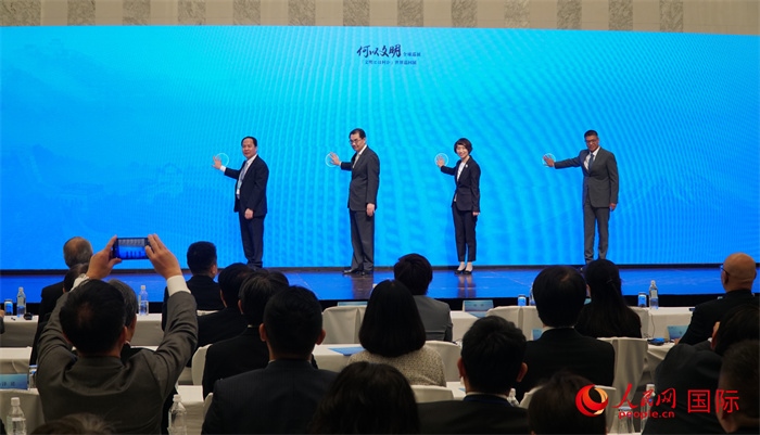 嘉賓共同啟動(dòng)“何以文明”日本特展體驗(yàn)暨2024年總臺(tái)春晚宣介區(qū)。人民網(wǎng) 蔣曉辰攝