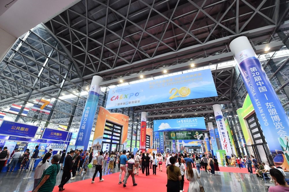 2023年9月18日，參觀者在第二十屆中國—東盟博覽會東盟商品展區(qū)選購商品。新華社記者 黃孝邦 攝