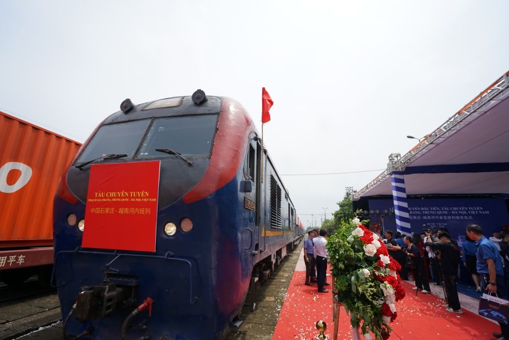這是2023年8月2日在越南河內(nèi)安員車站拍攝的首列“燕趙號”中越班列。新華社記者 胡佳麗 攝