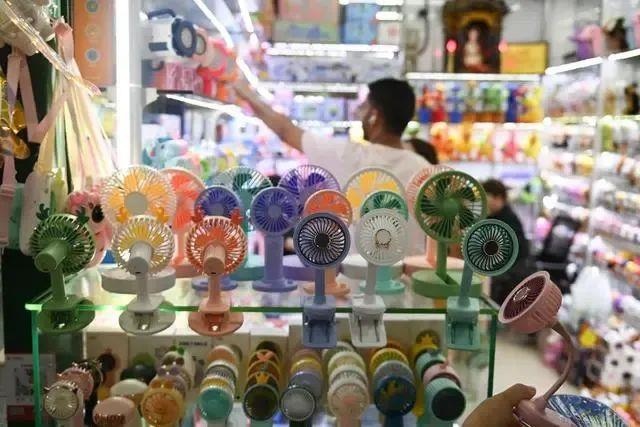△近期，客商在浙江義烏國(guó)際商貿(mào)城采購(gòu)商品。