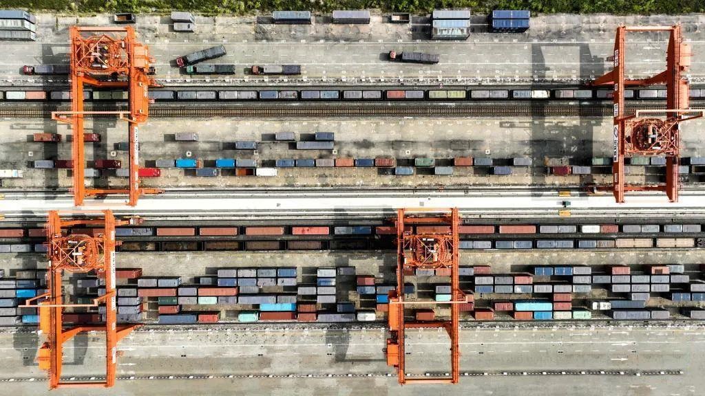 △2023年11月12日，火車在廣西欽州港碼頭裝運(yùn)集裝箱。