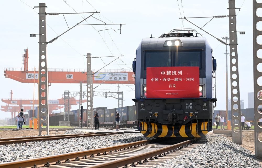 2022年8月23日，陜西首趟中越國際貨運班列由西安國際港站駛出開往越南河內(nèi)。新華社記者 李一博 攝