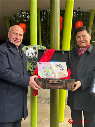 吳墾大使和韋格納市長手捧德國兒童為“夢想”“夢圓”準(zhǔn)備的手繪“送別大禮包”。人民網(wǎng)記者 徐馨攝