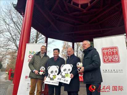 中國文化中心組織的主題活動現(xiàn)場。從左至右依次為柏林動物園園長克尼里姆、中國駐德國大使吳懇、柏林市長韋格納、柏林動物園監(jiān)事會主席布魯克曼。人民網(wǎng)記者 徐馨攝