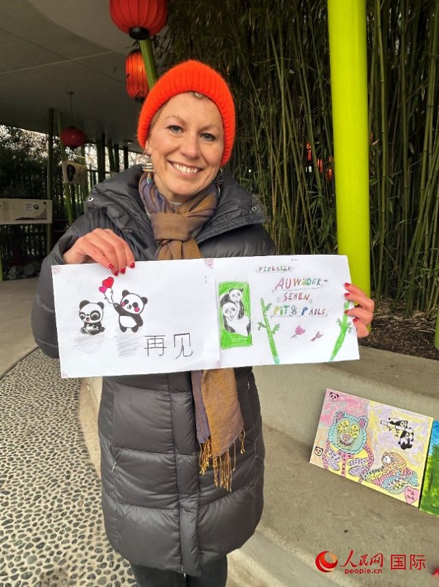 桑德拉和德國小朋友們的作品。右圖寫著“祝福好運(yùn)，再見 Pit和Paule（“夢想”“夢圓”的德語名字）”。人民網(wǎng)記者 徐馨攝