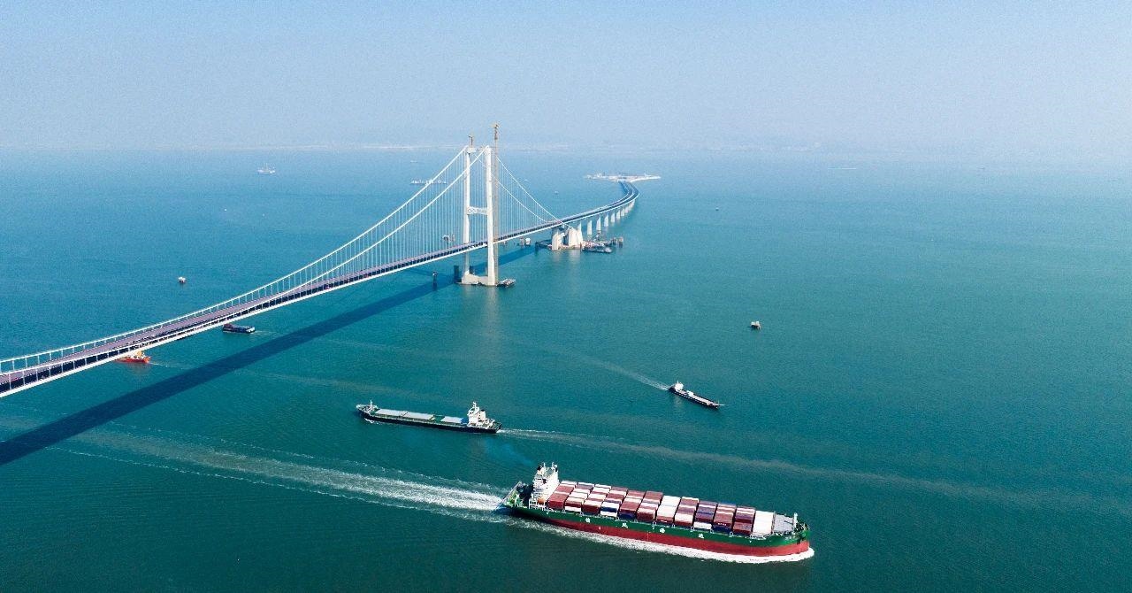 △2023年11月28日，國家重大工程深中通道海底沉管隧道貫通。