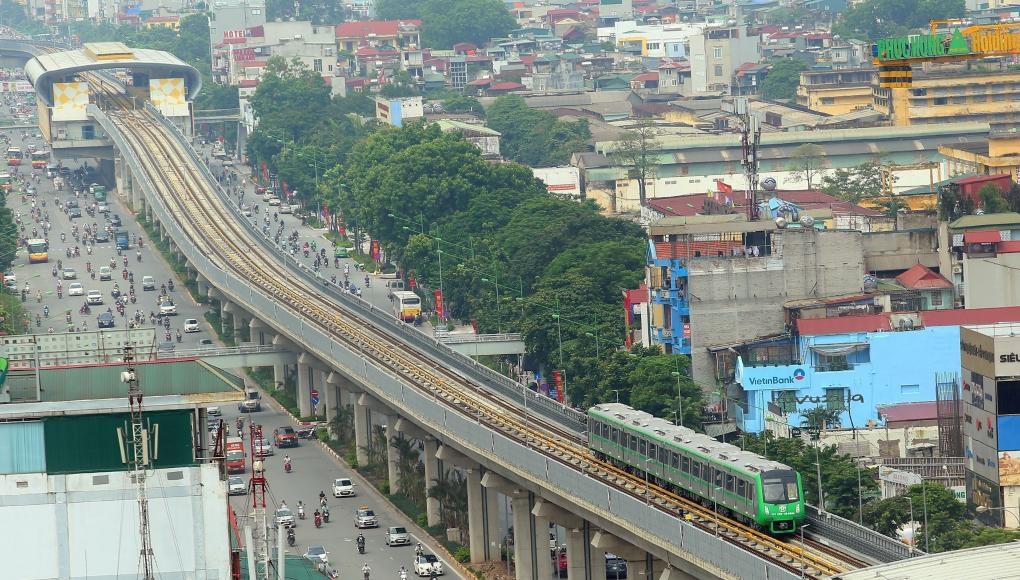 2021年11月6日，列車在越南首都河內(nèi)吉靈-河東輕軌線上行駛。中企承建的越南首條城市輕軌項目交接儀式當日在河內(nèi)舉行，標志著該項目投入運行。新華社/越通社