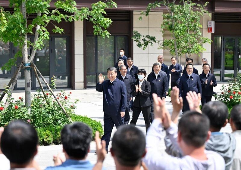 △2023年5月10日，習近平總書記在河北雄安新區(qū)容東片區(qū)南文營社區(qū)考察。