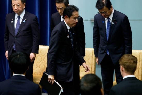  11月2日，在日本東京首相官邸，日本首相岸田文雄在新聞發(fā)布會(huì)后離開(kāi)會(huì)場(chǎng)。新華社發(fā)（Pool圖片，太田潔攝）