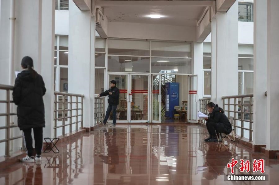 資料圖：幾位考研學生在南昌大學教學樓的天橋上復習備考。劉力鑫 攝
