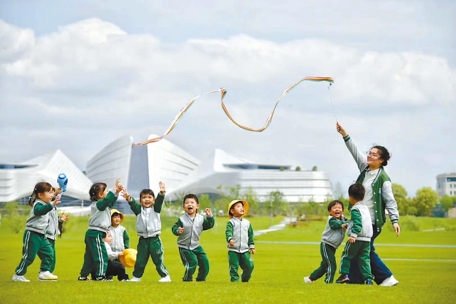  童心飛揚(yáng) 在浙江衢州市智慧新城草坪公園，一名幼兒園老師揮舞彩帶，與孩子們一起玩耍。衢州市柯城區(qū)將兒童友好理念融入城區(qū)整體規(guī)劃，努力為兒童成長(zhǎng)創(chuàng)造更好的發(fā)展環(huán)境，提升兒童和家庭的獲得感、幸福感、安全感。 衢州市柯城區(qū)某幼兒園哥倫比亞籍教師 莉莉安娜·雷斯特雷波·埃斯皮諾薩攝 “我和家人都很喜歡在衢州生活，這是一座兒童友好城市，有很多兒童營(yíng)地和戶外活動(dòng)場(chǎng)所。我看到孩子們?cè)谟變簣@、戶外非?？鞓返赝嫠?，便用相機(jī)記錄下這美好時(shí)刻?！? /></p> <p style=