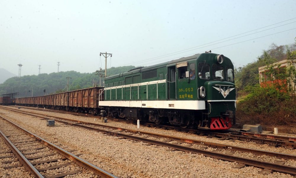 一列從越南進入中國河口山腰國際轉運站的米軌貨車更換機車頭后駛離（2010年3月20日攝）。