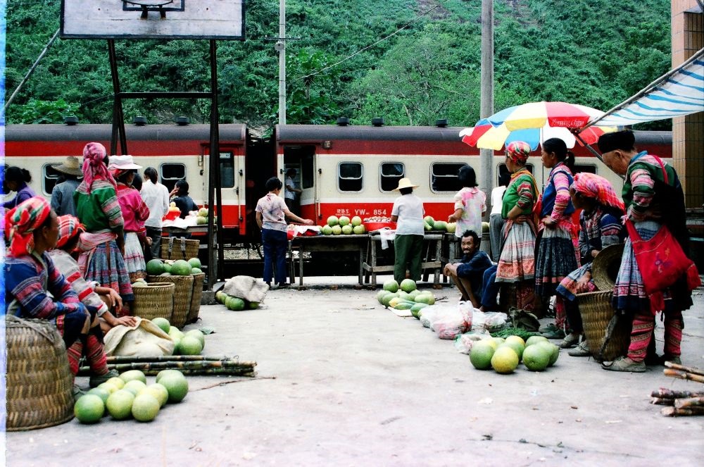 這是90年代中后期滇越鐵路沿線的集市，客運列車的開行為當?shù)氐拇迕駧砩虣C。