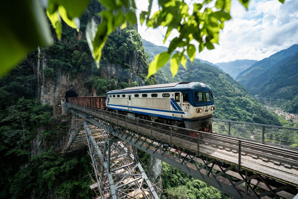進行人字橋橋梁檢測的米軌列車通過人字橋（2023年9月6日攝）。